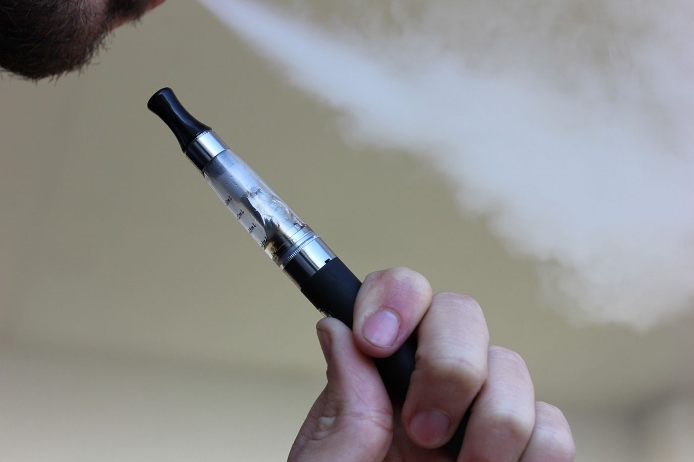 encuesta revela la mitad de los exfumadores británicos dejaron el tabaco gracias al vapeo