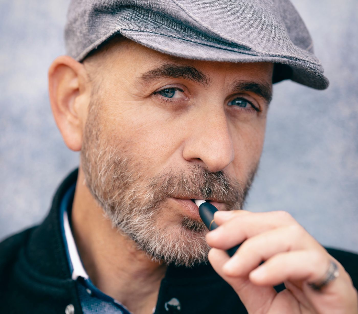 Estudio revela 1M personas vapea sin haber fumando antes en Inglaterra