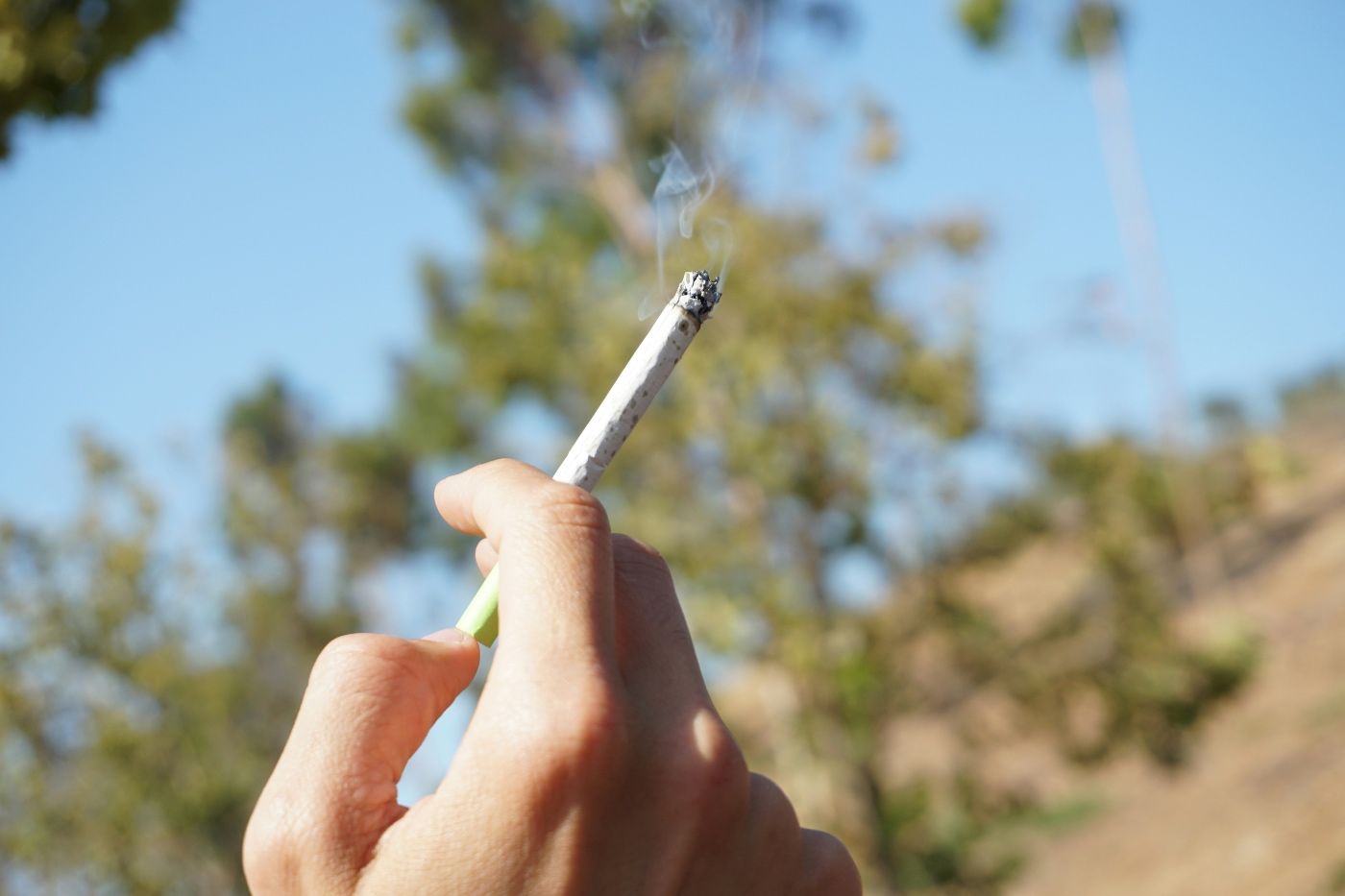 Reino Unido podría retrasar meta ser país libre de humo ante nuevas regulaciones