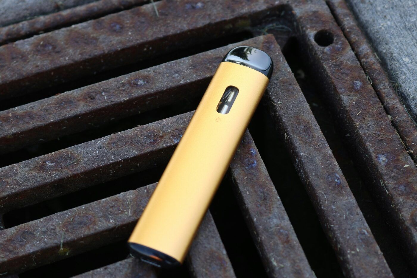 Crece uso vapes desechables pese críticas impacto ambiental